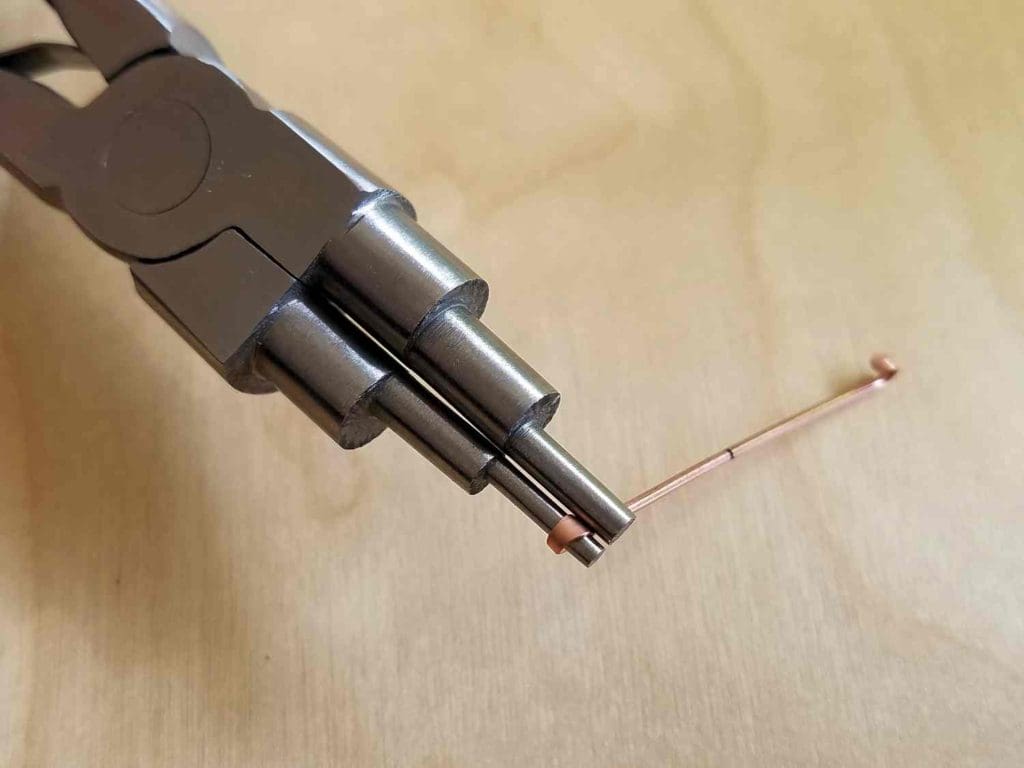 Shape the small curls on the core wires using stepped bail-making pliers