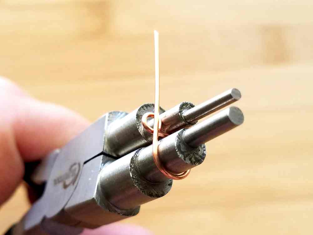 Step 6 - Complete a 6mm simple loop directly beneath the 2mm simple loop.