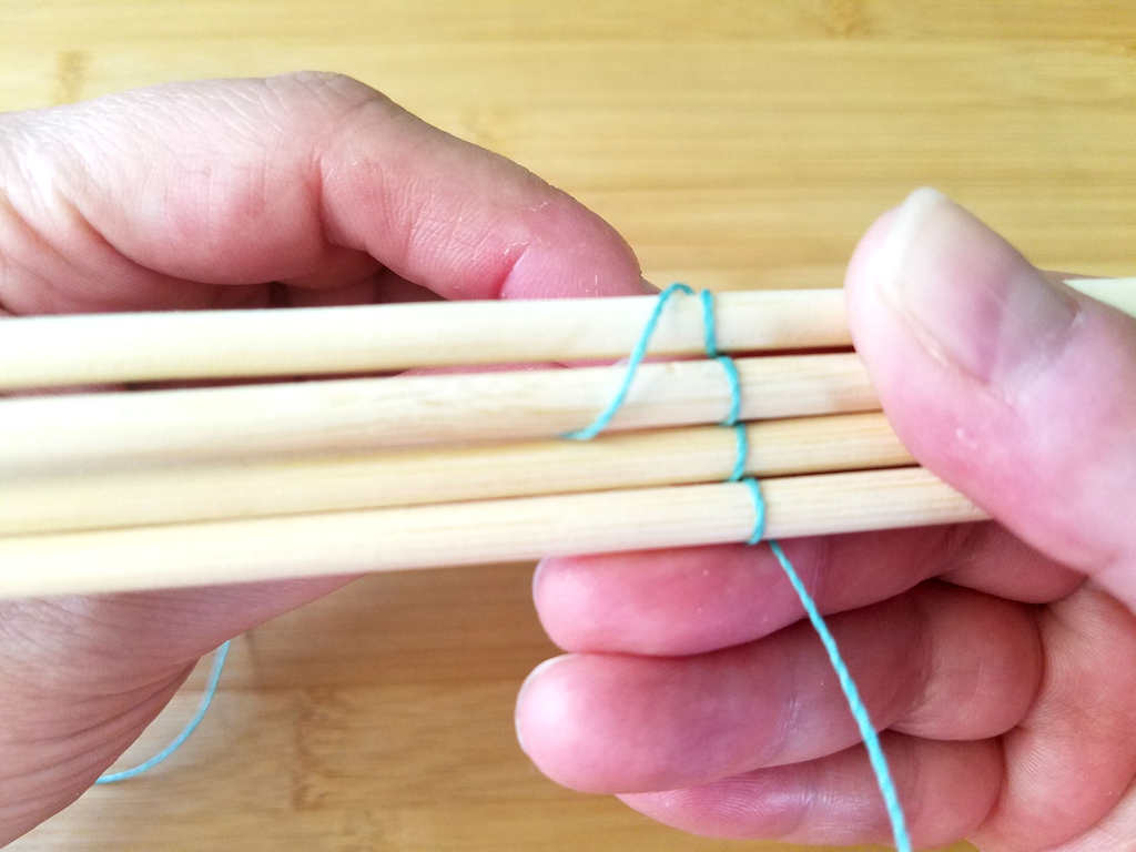 This image shows the beginning of the downward pass with the weaving wire going across wires 3 and 4 and between wires 2 and 3.